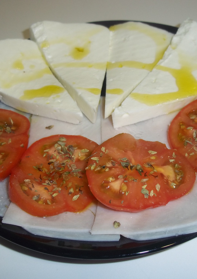 Una foto de Queso blanco, tomate y lomo de pavo