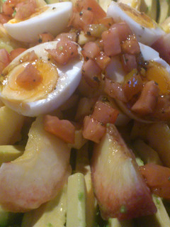 Una foto de Ensalada de frutas y verduras en diferentes texturas
