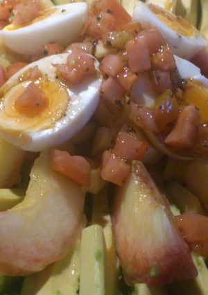 Una foto de Ensalada de frutas y verduras en diferentes texturas