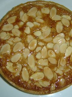 Una foto de Tartaleta de crema de almendras con costra de almendras