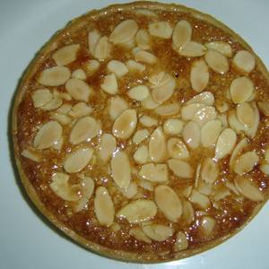 Tartaleta de crema de almendras con costra de almendras