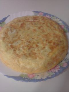 Una foto de Tortilla de patatas con cebolla tierna
