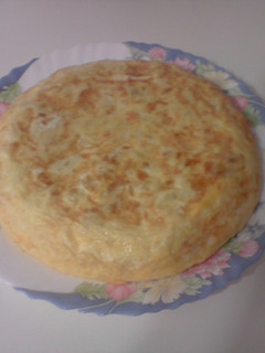 Una foto de Tortilla de patatas con cebolla tierna