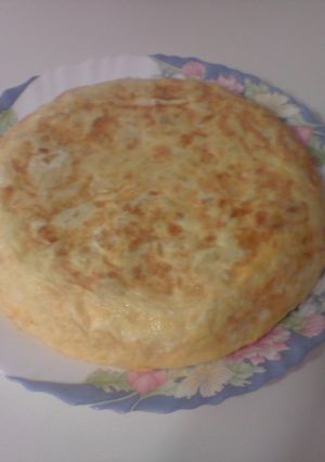 Una foto de Tortilla de patatas con cebolla tierna