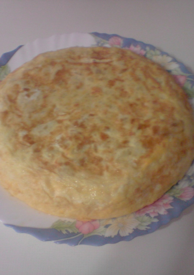Una foto de Tortilla de patatas con cebolla tierna