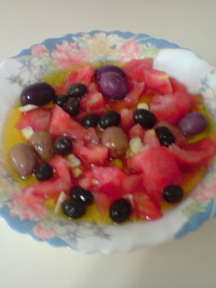 Una foto de Ensalada de tomate, ajo y olivas