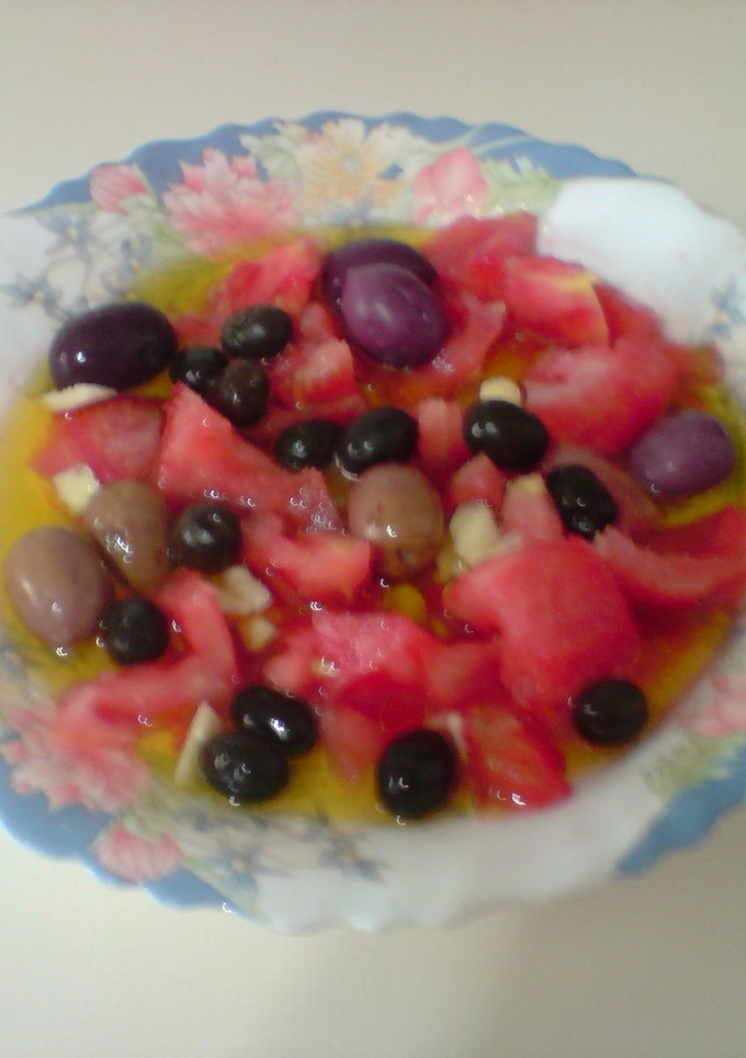 Una foto de Ensalada de tomate, ajo y olivas