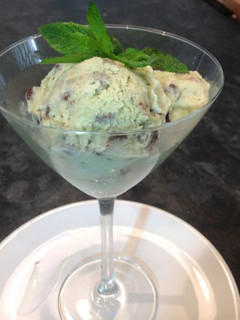 Una foto de Helado de menta con chocolate casero