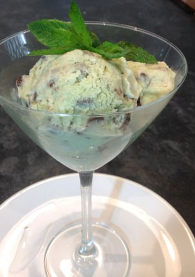 Una foto de Helado de menta con chocolate casero