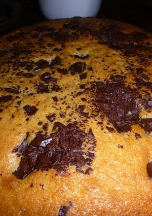 Una foto de Torta de vainilla con chocolate y cáscara de mandarina