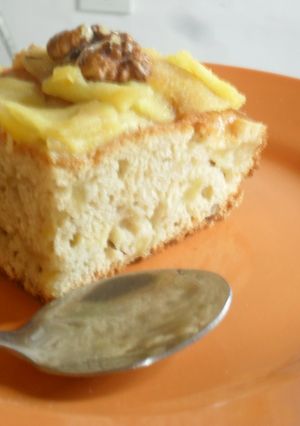 Una foto de Cuadrados de manzana, nuez y canela