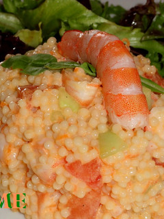 Una foto de Tabbouleh con langostinos