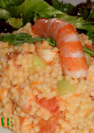 Una foto de Tabbouleh con langostinos