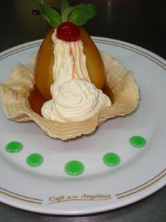 Una foto de Peras a la menta con crema