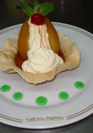 Una foto de Peras a la menta con crema