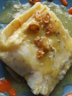 Una foto de Bacalao al pil pil con crema de pimiento rojo