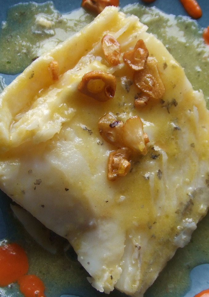 Una foto de Bacalao al pil pil con crema de pimiento rojo