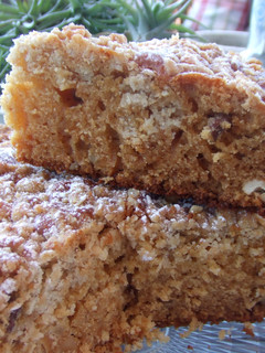 Una foto de Pastel de nueces con cobertura crujiente