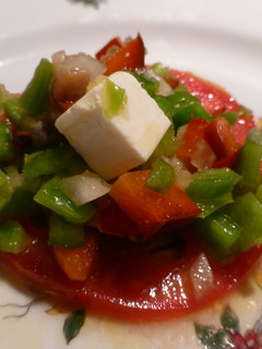 Foto principal de Ensalada de tomates con pimientos y queso