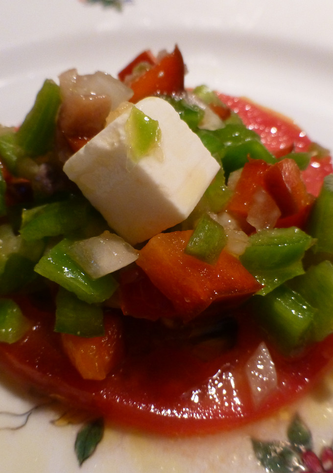 Una foto de Ensalada de tomates con pimientos y queso
