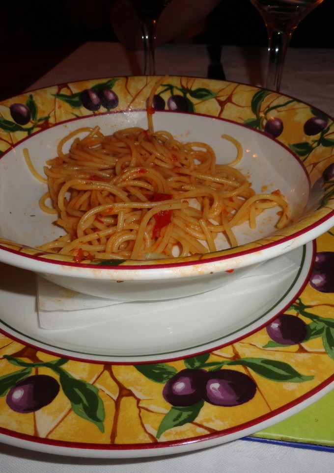 Una foto de Espaguetis con ajo y guindillas