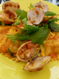 Una foto de Raviolis con almejas