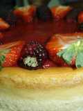 Cheesecake con cubierta de fresa y mora