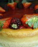 Cheesecake con cubierta de fresa y mora