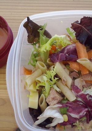Una foto de Ensalada de verano de pasta integral
