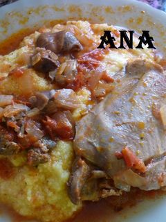 Una foto de Polenta con salsa de menudos de pollo