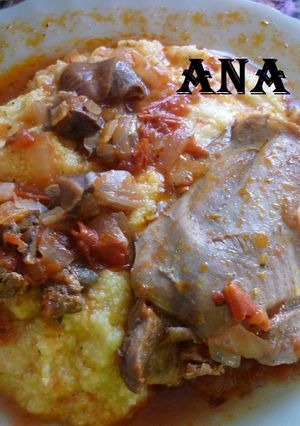 Una foto de Polenta con salsa de menudos de pollo