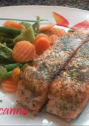 Una foto de Salmón al horno con eneldo Maggitta