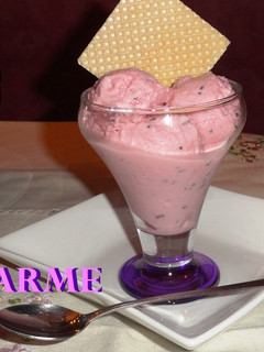 Una foto de Helado de yogur de fresa