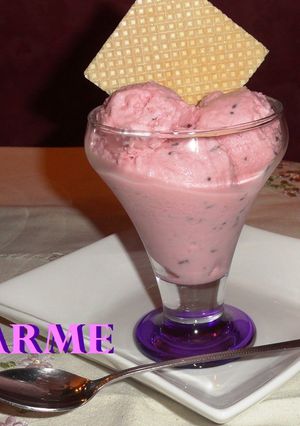 Una foto de Helado de yogur de fresa