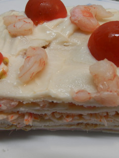 Una foto de Pastel frío de bonito y gambas