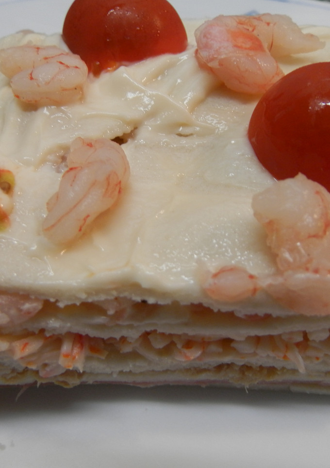 Una foto de Pastel frío de bonito y gambas