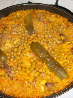Una foto de Arroz con pollo y guisantes