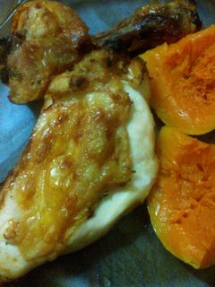 Una foto de Pollo al jugo de ajo en parrigas