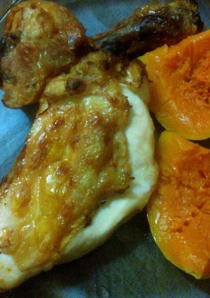 Una foto de Pollo al jugo de ajo en parrigas