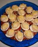Huevos rellenos de atún en cama de salsa de tomates