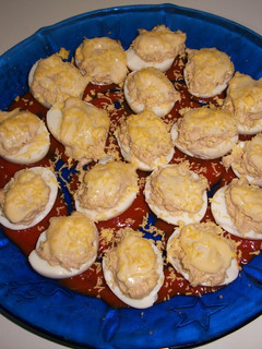 Una foto de Huevos rellenos de atún en cama de salsa de tomates