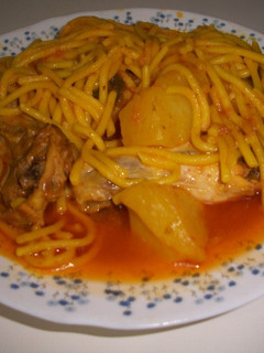 Una foto de Guiso de patatas con costillejas y tallarines