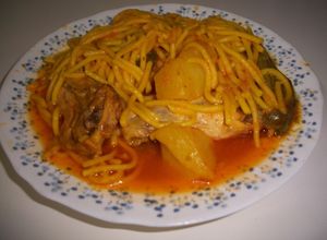 Una foto de Guiso de patatas con costillejas y tallarines