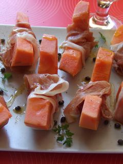 Una foto de Fuente de papaya con jamón
