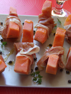 Una foto de Fuente de papaya con jamón