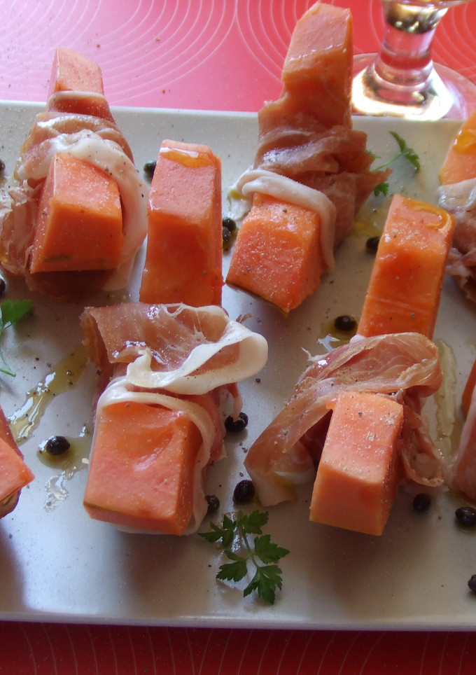 Una foto de Fuente de papaya con jamón