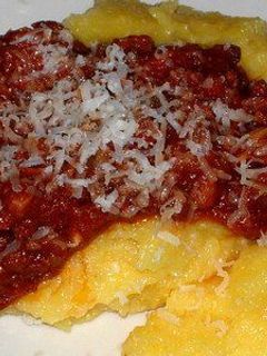 Una foto de Polenta a la Bolognesa o Italiana