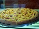 Pizza con salchichas y papas fritas
