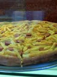Una foto de Pizza con salchichas y papas fritas