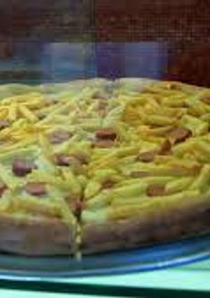 Una foto de Pizza con salchichas y papas fritas